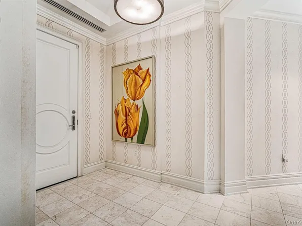 2000 Royal Court #2009, North Hills, NY 11040