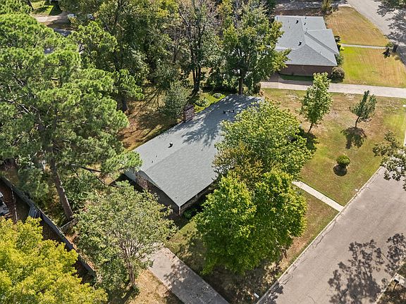 3rd image of 14 Regency Dr