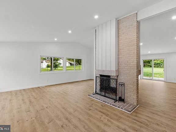 4th image of 37 Pinewood Ln