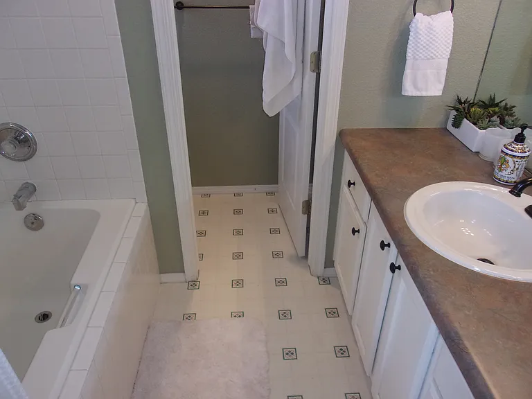 1456 Courtyard Hts — Photo 21