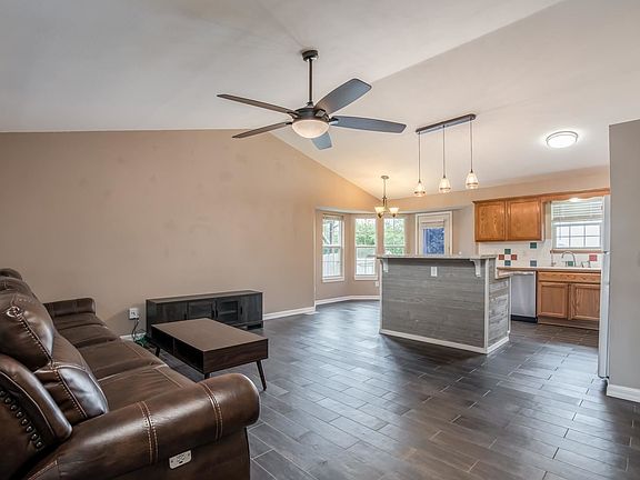 5th image of 228 S Marlen Dr