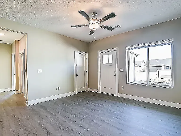 3 bed, 1270 sqft, $1,550 — Photo 2