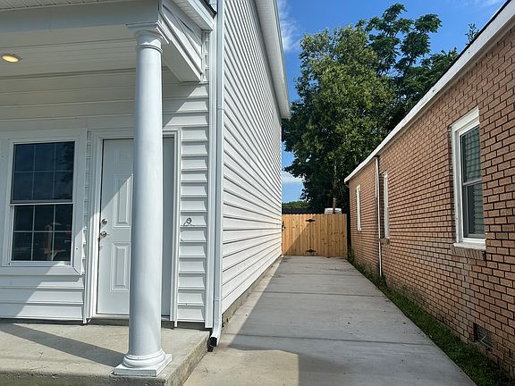 2nd image of 2050 Arbutus Ave