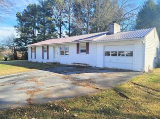 4022 Sanford Dr, Johnson City, TN 37601