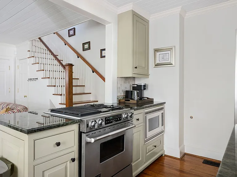 84 1/3 King St #B — Photo 11