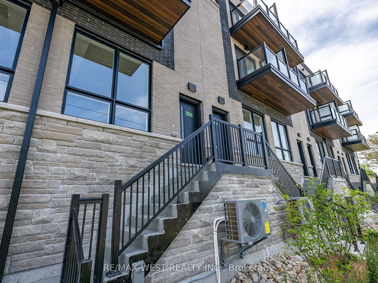3 bed, $2,400 — Photo 3
