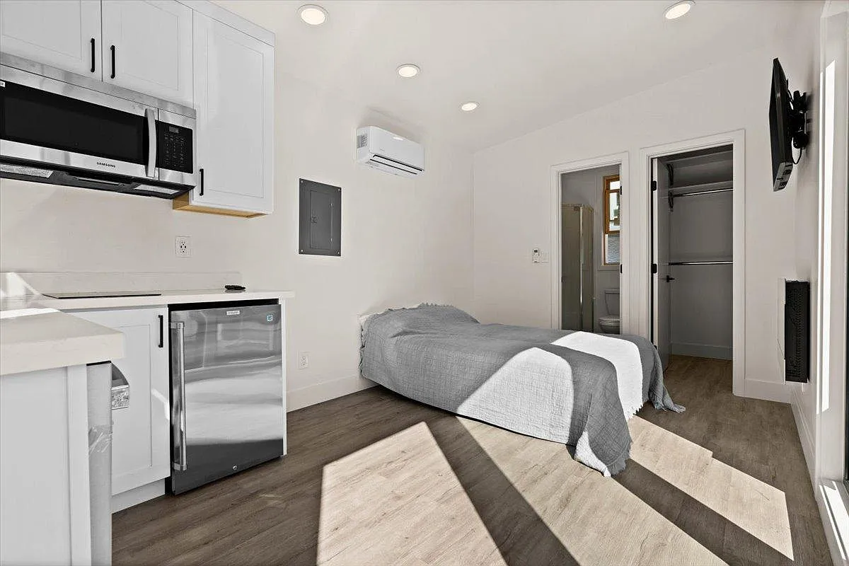 Studio, 211 sqft, $1,950 — Photo 3