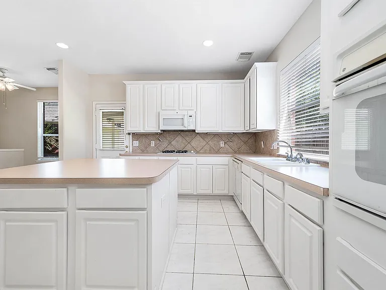 7902 Feather Springs Dr — Photo 19