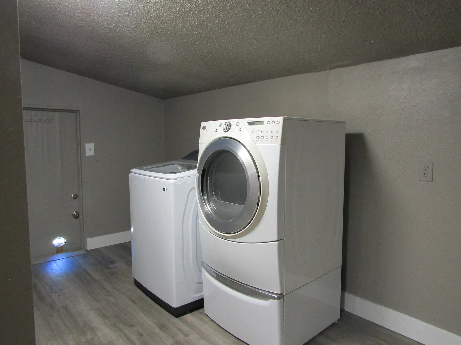 2 bed, 900 sqft, $1,975 — Photo 4