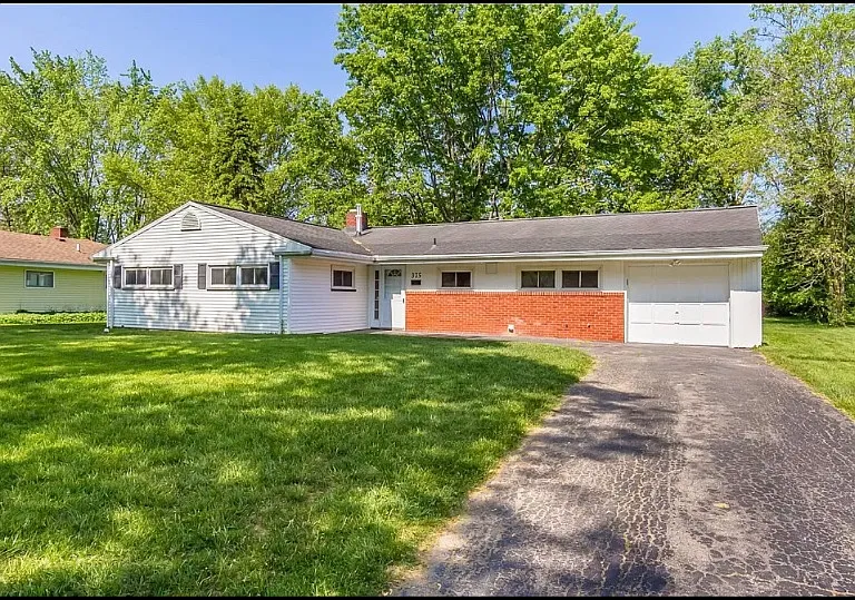 375 Hemingway Dr — Photo 2