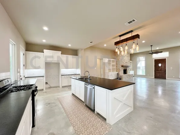 1141 Veal Station Rd, Weatherford, TX 76085