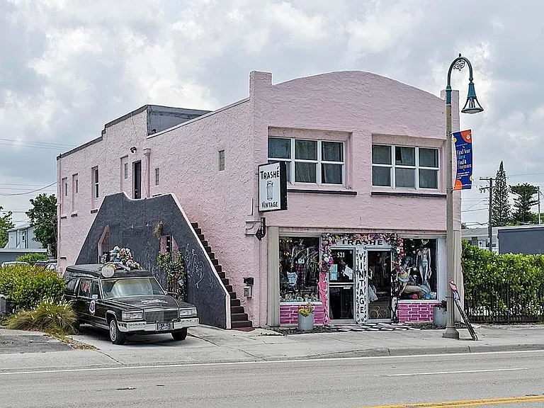 521 N Dixie Hwy — Photo 2