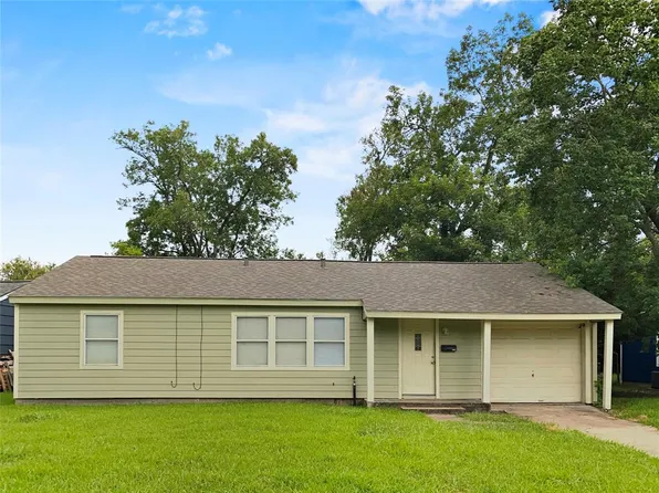 206 Laurel St, Lake Jackson, TX 77566