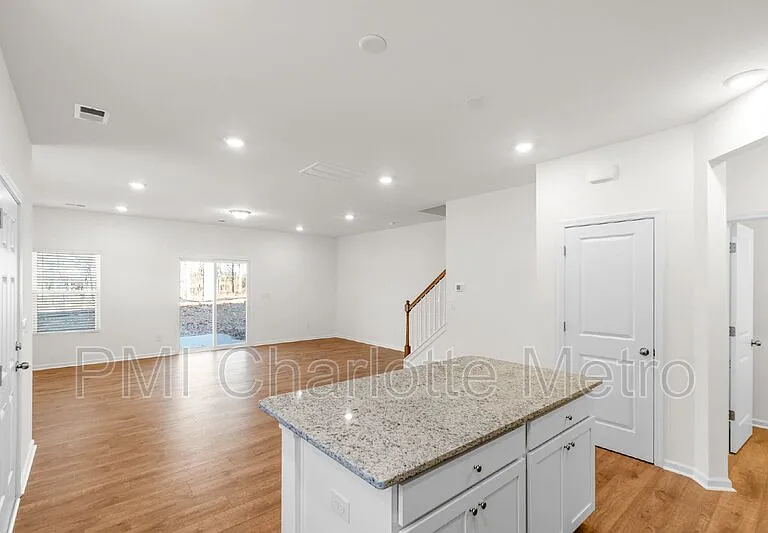 2831 Aubrey St — Photo 3