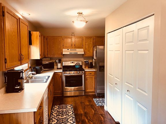 4th image of 411 Farmhill Cir