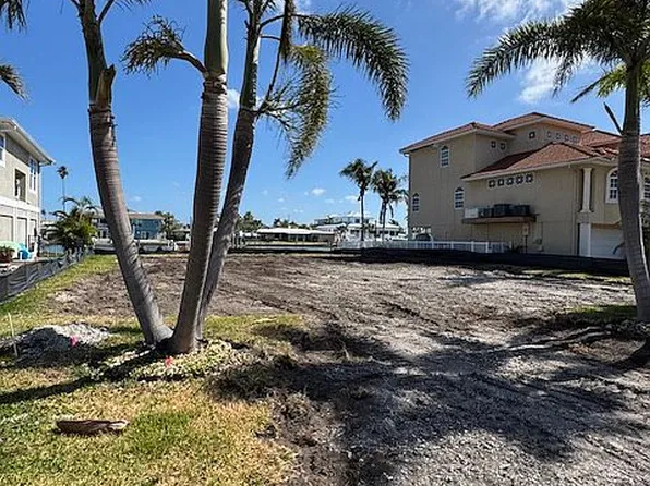 35 Sunset Bay Dr, Belleair, FL 33756