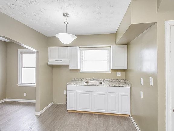 3rd image of 925 W 20th St
