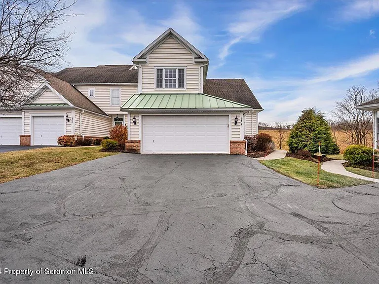 1404 Verne Close — Photo 1
