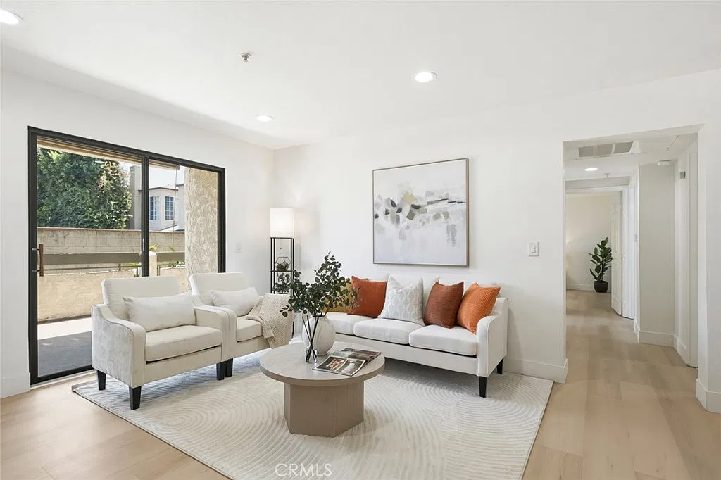 3 bed, 1220 sqft, $3,500 — Photo 2