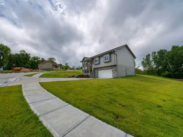 1320 Copper Mountain Dr, Crescent, IA 51526