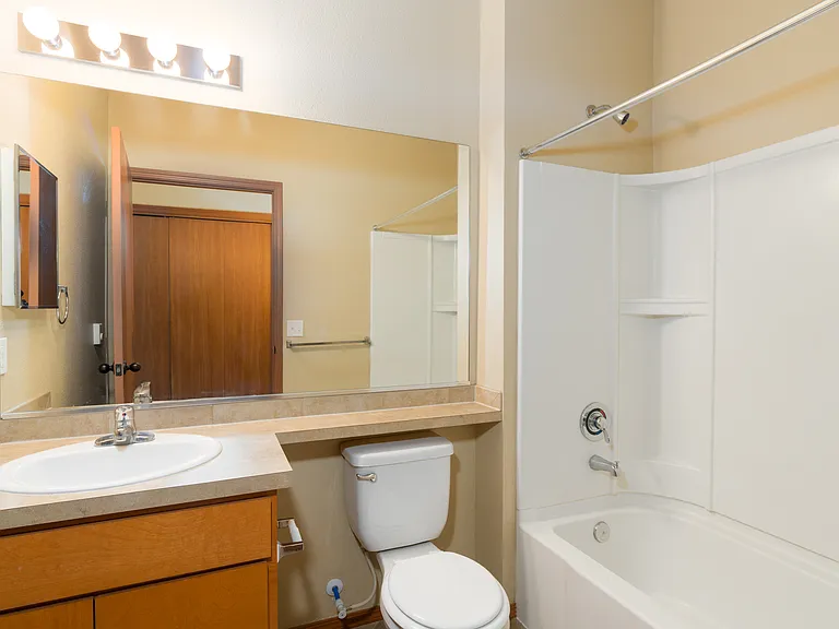 Eagle Point Apartments — Photo 50