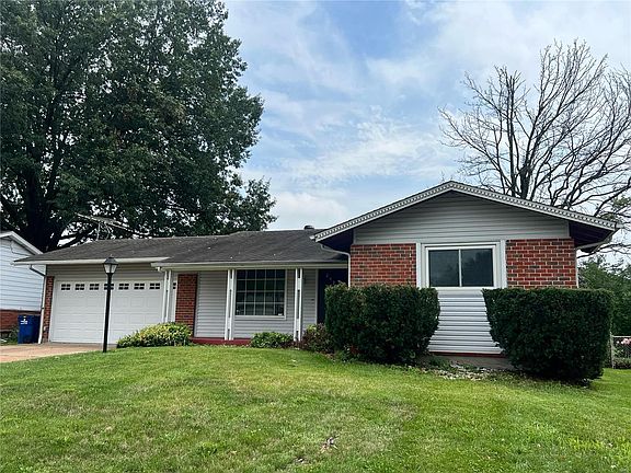 2nd image of 2420 Greenbriar Dr