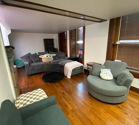 2nd image of 2023 N Kenmore Ave APT 2F