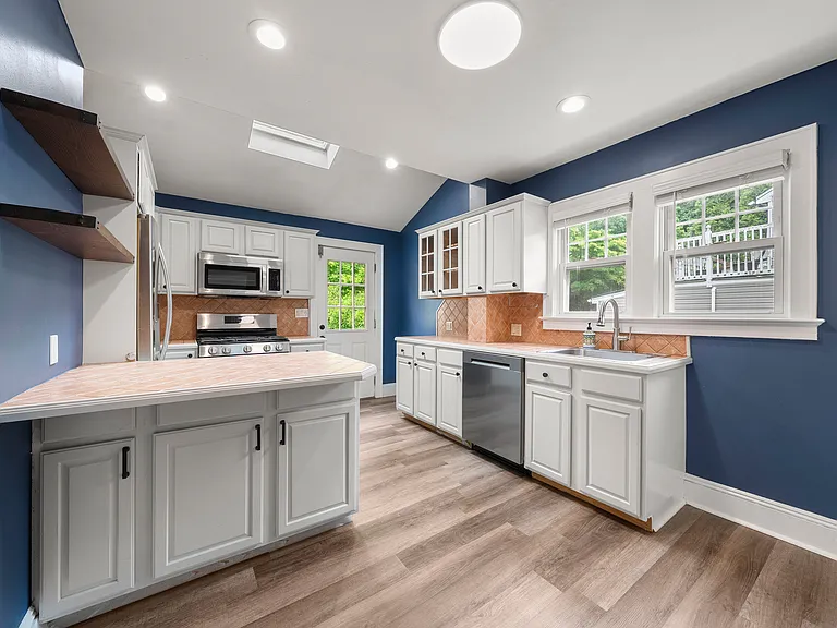 243 Jefferson Ave — Photo 8