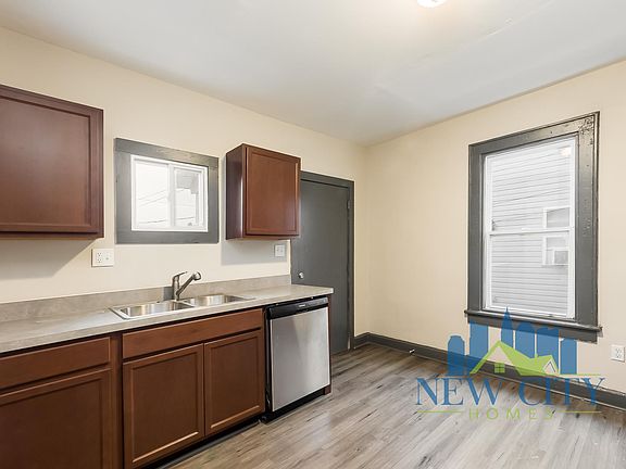 5th image of 827 Gibbard Ave
