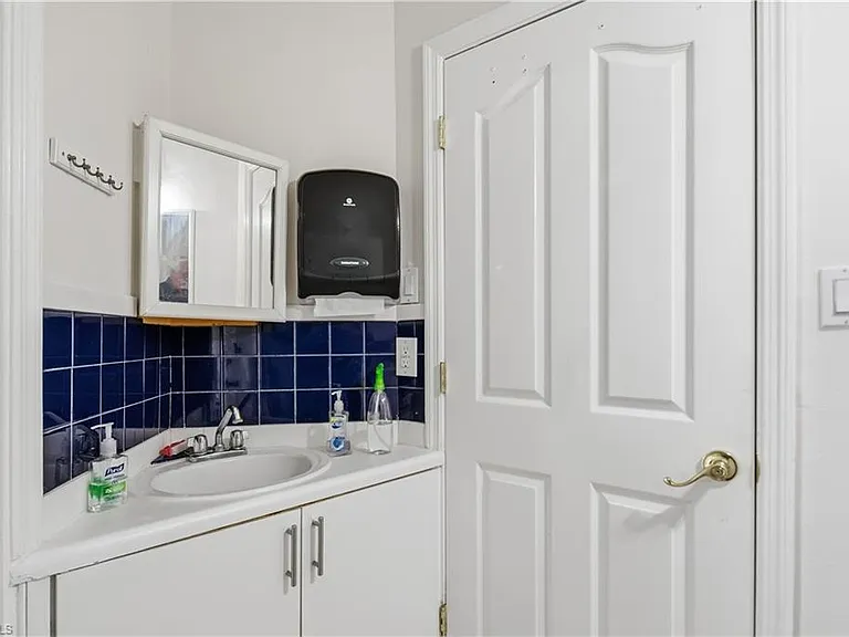 128 Viking Way — Photo 24