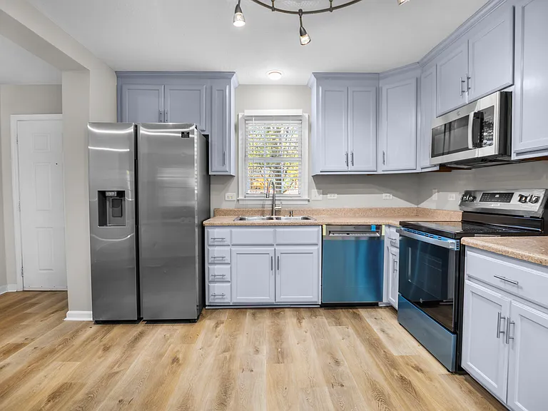 2020 Lasalle St — Photo 4
