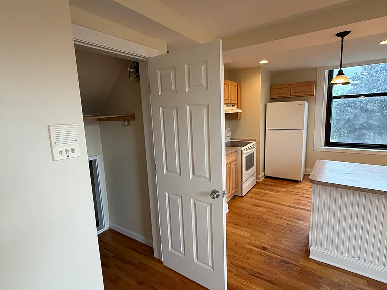 116 Center St — Photo 16