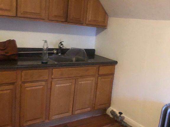 4th image of 29 Beekman Ave #3