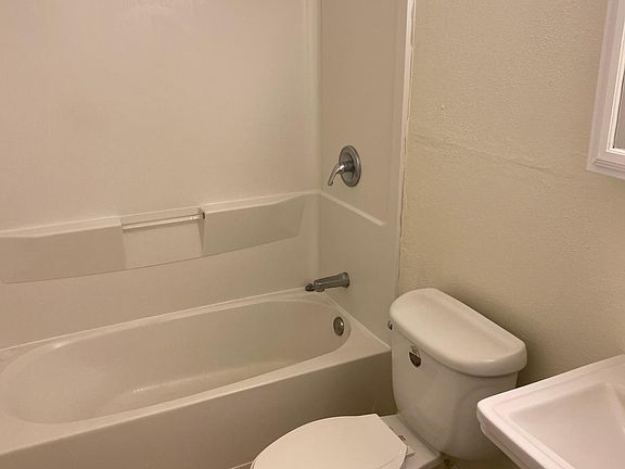 3rd image of 104 Hemlock Dr