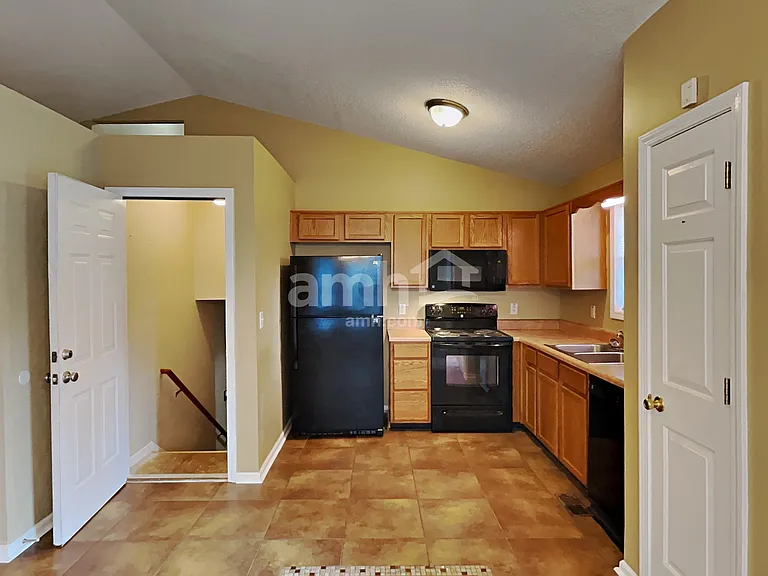 220 Remington Ct — Photo 7