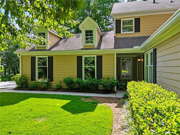 3rd image of 128 Great Oaks Ln