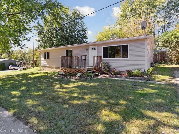 6685 Brush St, North Branch, MI 48461