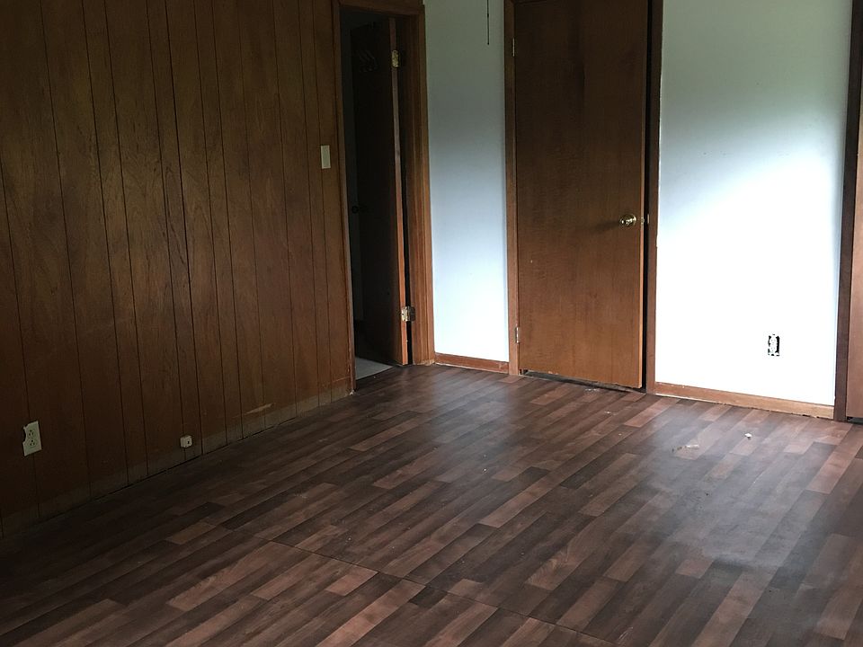 2nd image of 900 Radford Pl