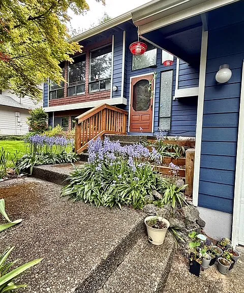 710 Parkway Ct NE — Photo 1