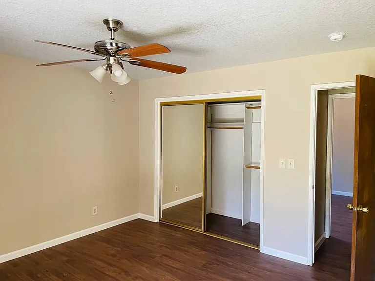 1505 Maplehill Rd — Photo 2