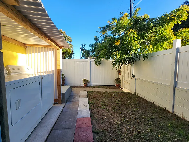 W Woodcrest Ave — Photo 10