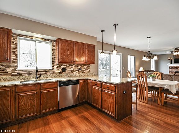 3rd image of 1171 Lakewood Cir
