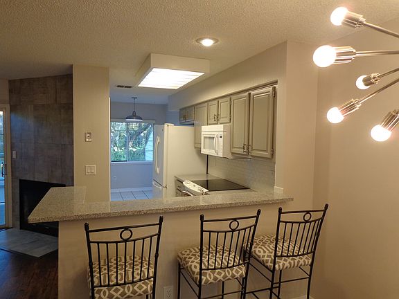 Dining Room & Breakfast Bar