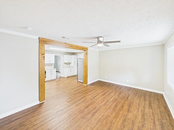 3rd image of 262 Center Rd