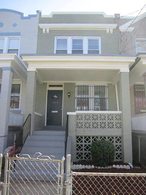 1349 Ridge Pl SE photo 1