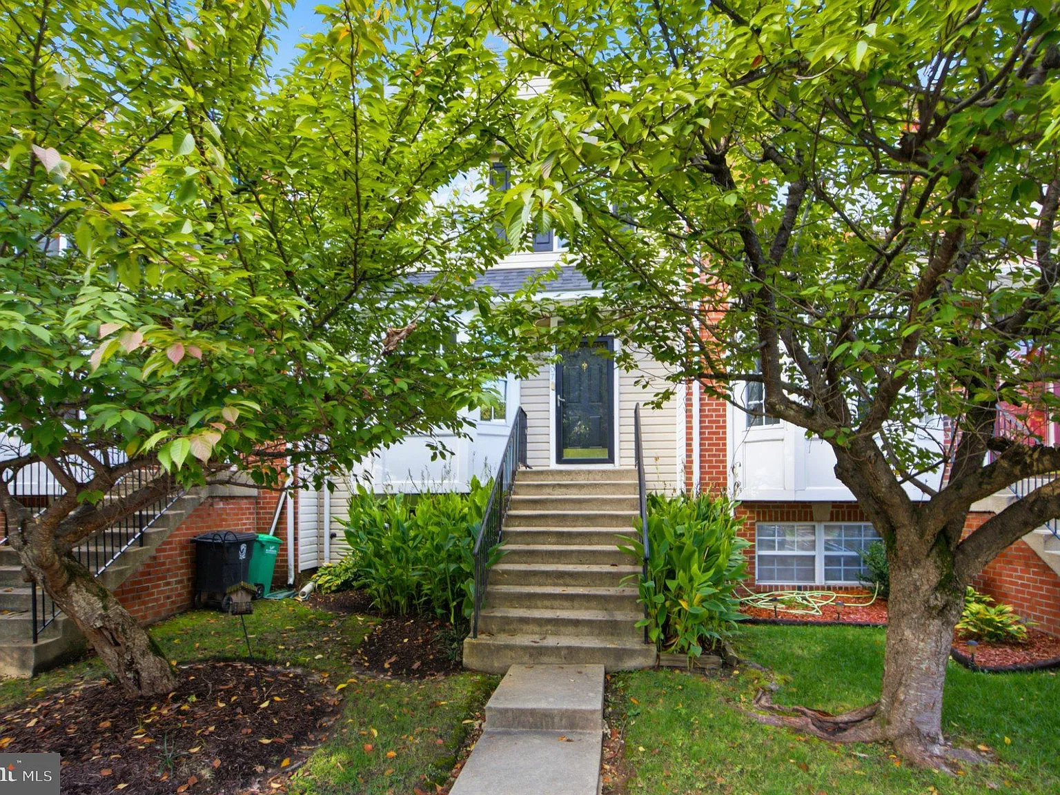 3 bed, 2.5 bath, 1412 sqft, $2,699 — Photo 2