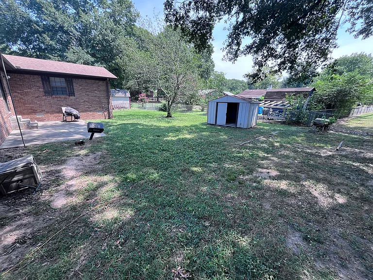 215 Berkshire Cir — Photo 31