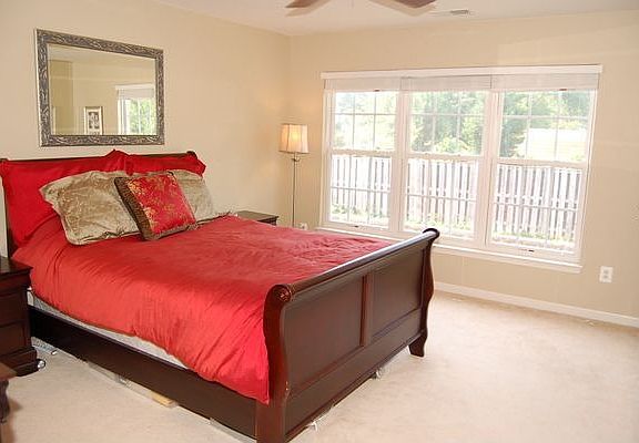 Spacious Master suite w/walk-in closet