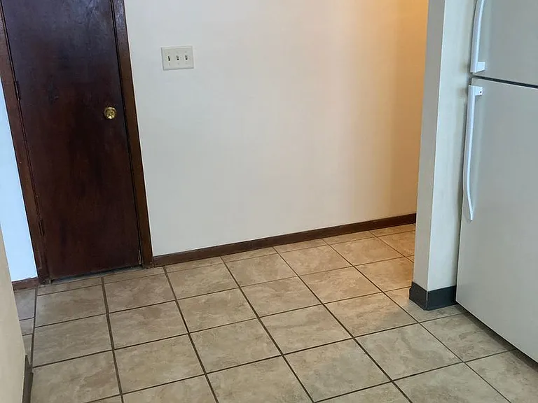 Immaculate Updated 1 and 2 Bedrooms with 1 Bath — Photo 23