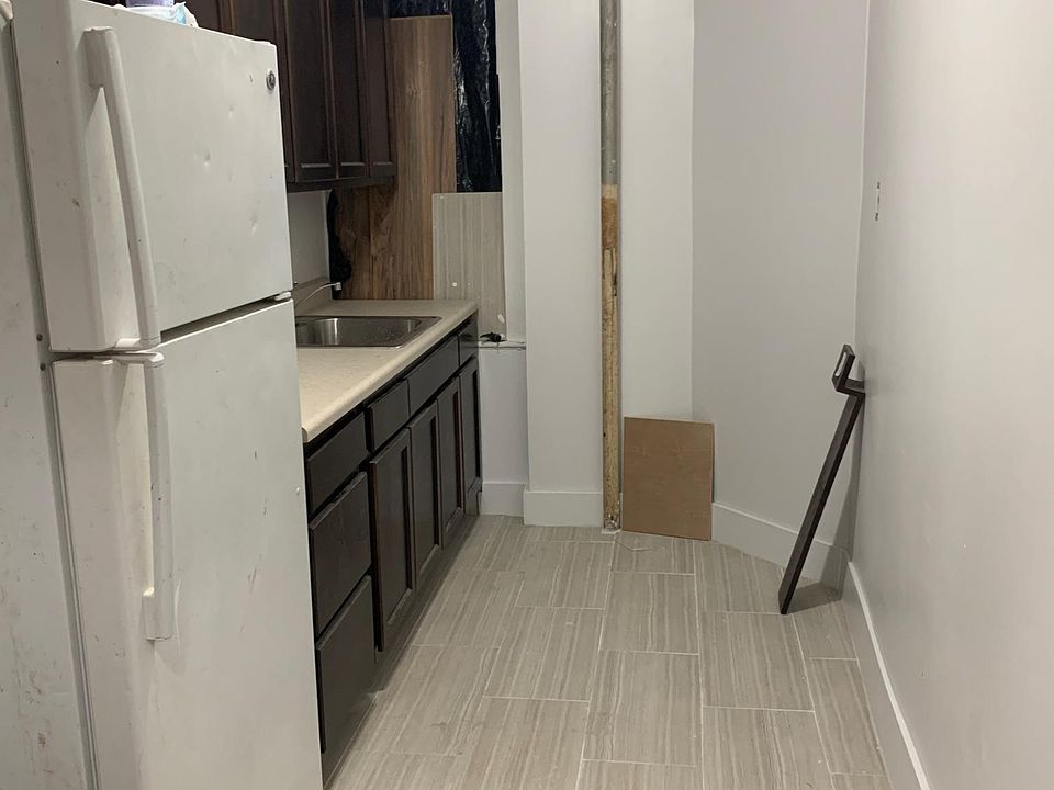2nd image of 1680 Clay Ave #B2